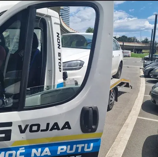 Kabina šlep vozila sa oznakom non stop i utovarenim vozilom na platformi