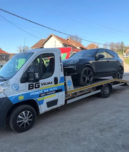 Utovaren crni SUV na platformi šlep službe u prigradskoj ulici na Zemunu